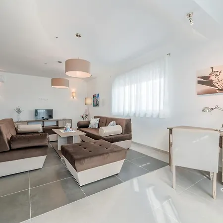 In Croatia Near Adriatic Coast Villa Sukošan